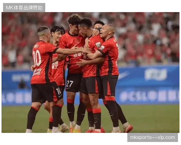 中超球市热度持续攀升,半程场均上座人数历史性突破三万大关 中超球市热度持续攀升,半程场均上座人数历史性突破三万大关